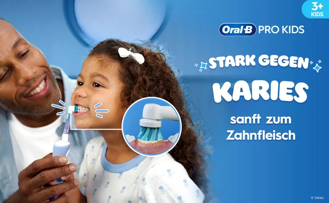 Ein Vater putzt seiner Tochter die Zähne mit einer Oral-B Pro Kids Zahnbürste. Daneben eine Nahaufnahme eines Bürstenkopfs on Aktion