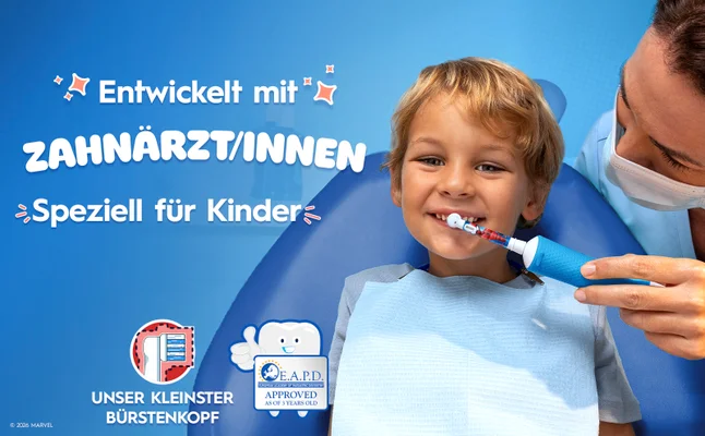 Eine Zahnärztin putzt einem Kind die Zähne mit einer Oral-B Pro Kids Zahnbürste. Daneben ein Icon einer kleinen Aufsteckbürste und das EAPD Logo.