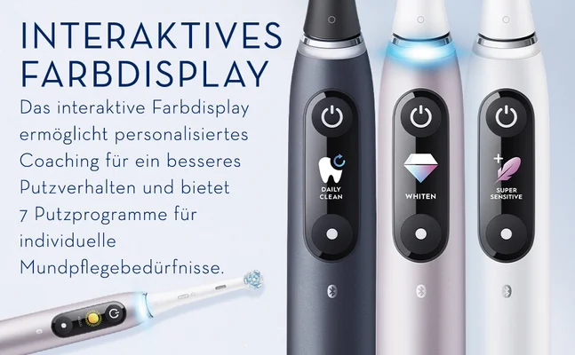 Image shows three electric toothbrush handles with displays in grey, pink, and white, plus a toothbrush head, with German text on the left INTERAKTIVES FARBDISPLAY Das interaktive Farbdisplay ermöglicht personalisiertes Coaching für ein besseres Putzverhalten und bietet 7 Putzprogramme für individuelle Mundpflegebedürfnisse. The brush displays show text DAILY CLEAN WHITEN SUPER SENSITIVE and the toothbrush head shows hello.