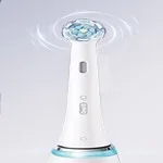 Oral-B Gerät mit blau leuchtendem Kopf, der eine rotierende Bewegung andeutet.