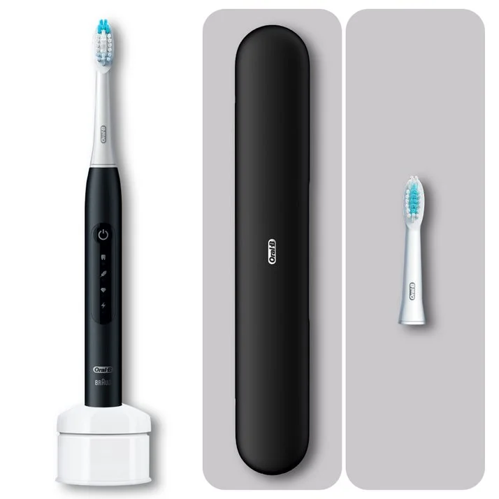 Oral-B elektrische Zahnbürste mit Ladestation, Reiseetui und Ersatzbürstenkopf.