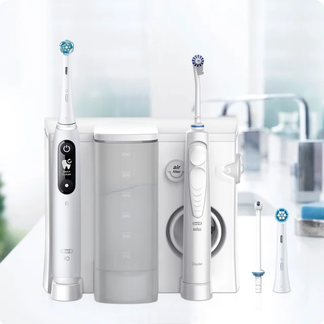 Oral-B Oral Health Center Munddusche + iO Series 6 Elektrische Zahnbürste