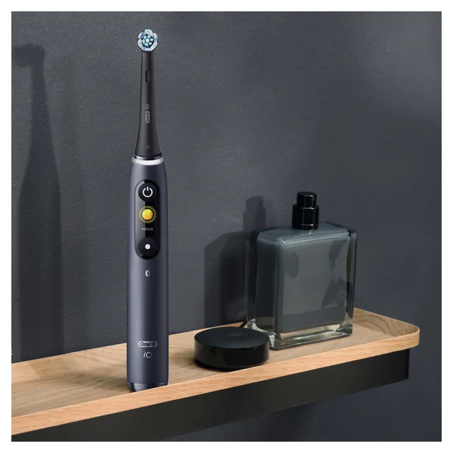 Oral-B iO iO 8 Special Edition Elektrische Zahnbürste, Farbdisplay & Beauty-Tasche, black onyx