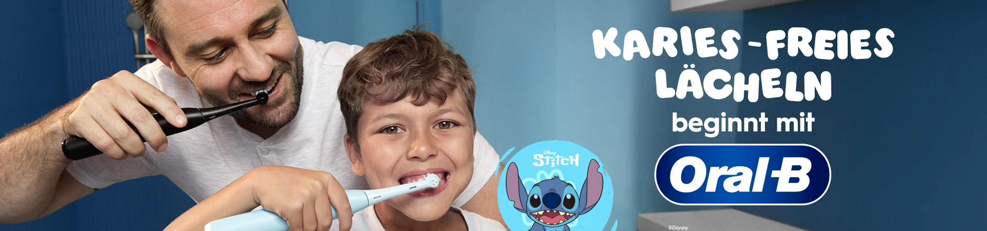 Kinder beim Zähneputzen mit Beschriftung: KARIES-FREIES LÄCHELN beginnt mit