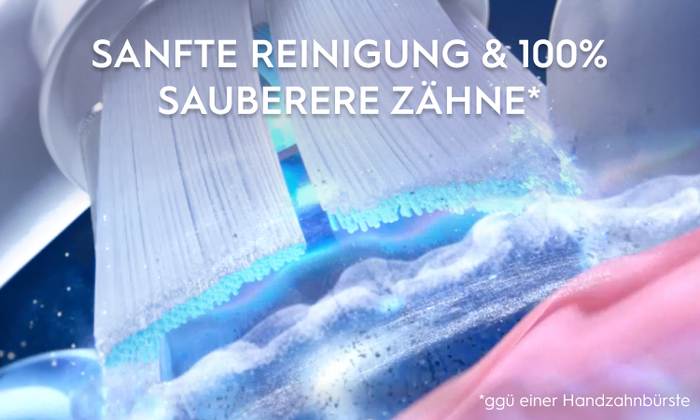 Oral-B Zahnbürste in Aktion, die "100% sauberere Zähne" im Vergleich zu einer Handzahnbürste durch sanfte Reinigung demonstriert