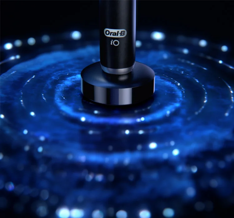 Oral-B iO Zahnbürste auf Magnet-Ladestation mit leuchtendem Wellen-Effekt