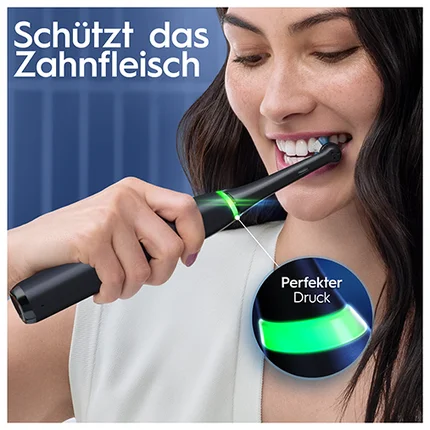 Frau putzt sich die Zähne mit Oral-B Zahnbürste, grüne Anzeige signalisiert perfekten Druck