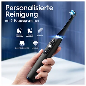 Hand hält Oral-B iO Zahnbürste mit fünf personalisierten Putzprogrammen