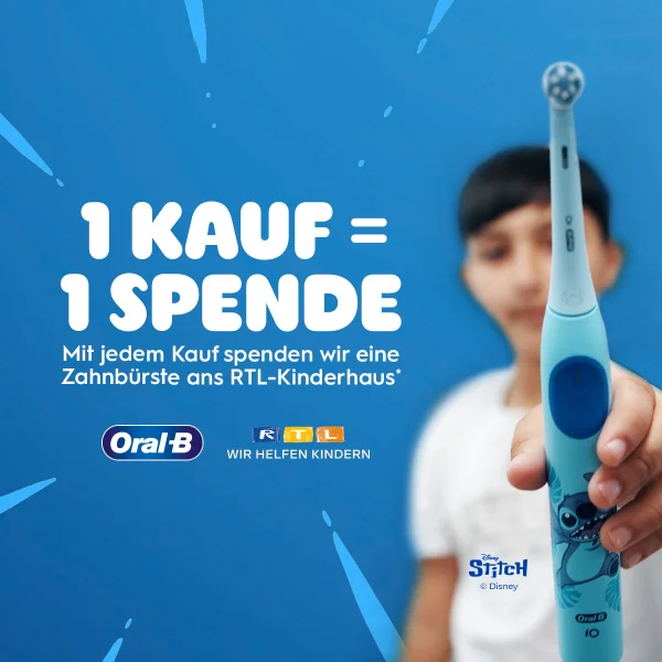 Kind hält eine blaue Oral-B iO Kids elektrische Zahnbürste mit Disney Stitch Motiv. Die Grafik bewirbt eine Spendenaktion, bei der für jeden Kauf eine Zahnbürste an das RTL-Kinderhaus gespendet wird.