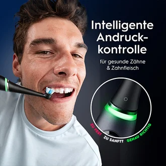 Mann putzt sich die Zähne mit Oral-B Zahnbürste mit intelligenter Andruckkontrolle